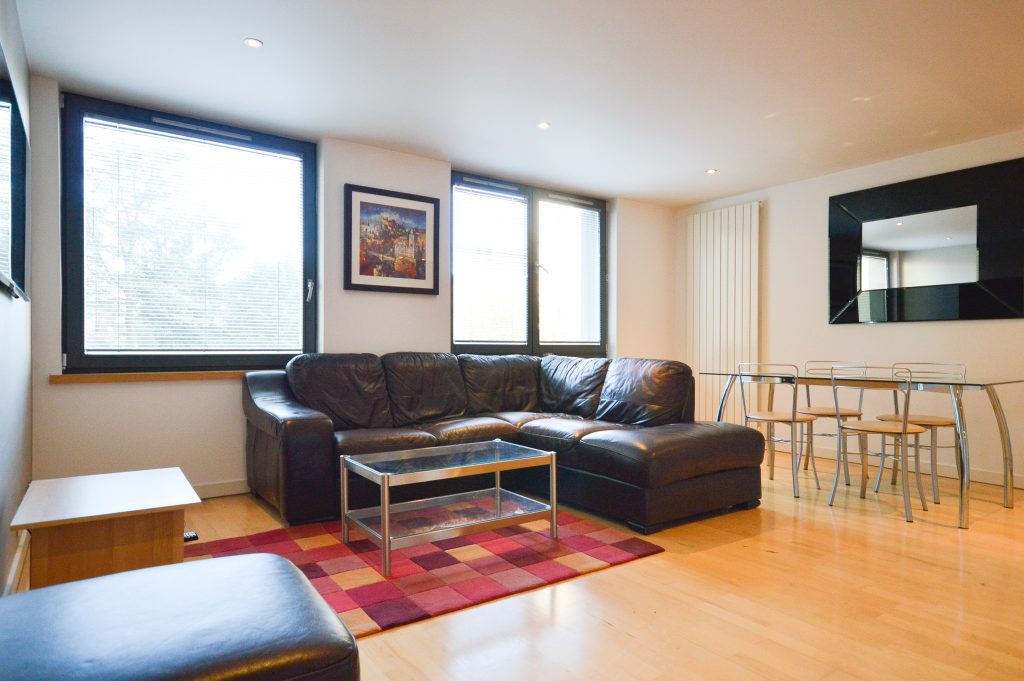 Bright and modern, 2 bedroom, 1st floor flat with concierge service, in Bellevue – available June